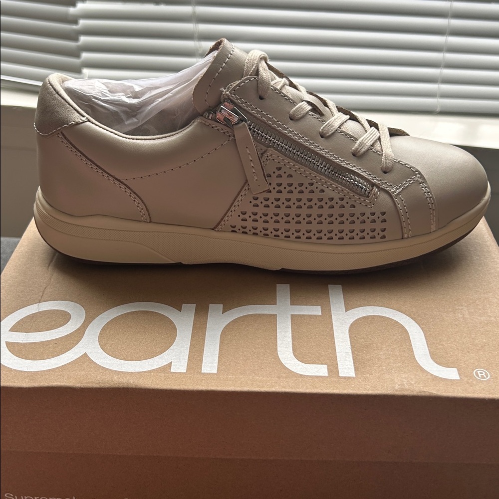 Earth
Netta Round Toe Casual Lace-up Sneakers